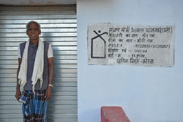 चैतराम के कच्चे आवास के संघर्षपूर्ण जीवन को मिला पक्के आवास का सुख