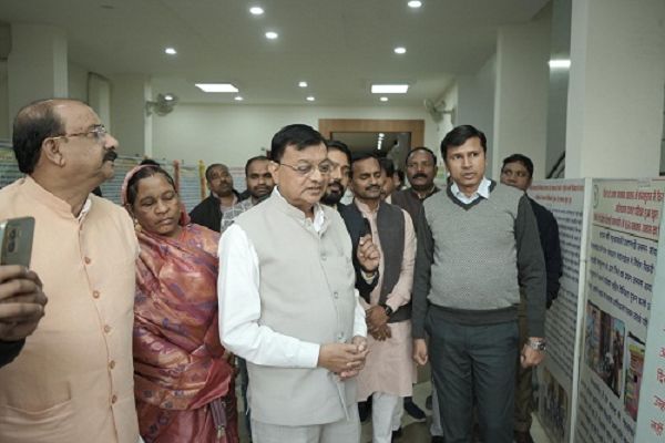 जनसंपर्क विभाग के छायाचित्र प्रदर्शनी का उद्योग मंत्री सहित अन्य अतिथियों ने किया अवलोकन
