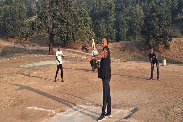 कूकदूर थाना क्षेत्र के वनांचल ग्राम दीवान पटपर में पुलिस अधीक्षक ने बैगा बच्चों के साथ खेला क्रिकेट, शिक्षा और खेलकूद पर दी प्रेरणादायक सलाह