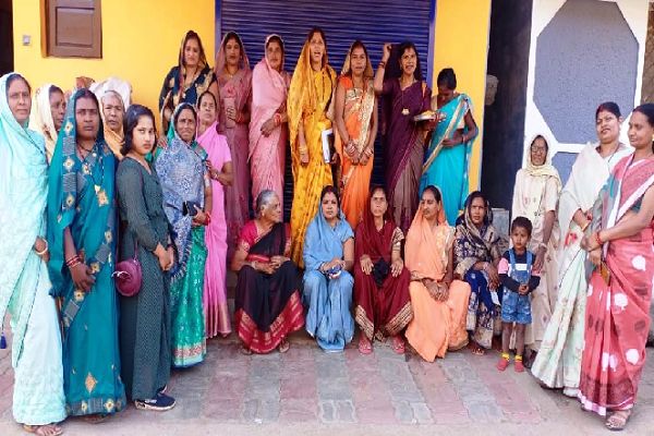 महतारी वंदन की राशि को बड़े कार्य में निवेश कर रही महिलाएं