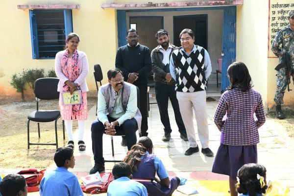 शिक्षा एवं स्वास्थ्य सुविधाओं का जायजा लेने कलेक्टर-सीईओ का सघन दौरा