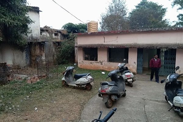  शराब की बोतलों से पटा जशपुर जनपद पंचायत