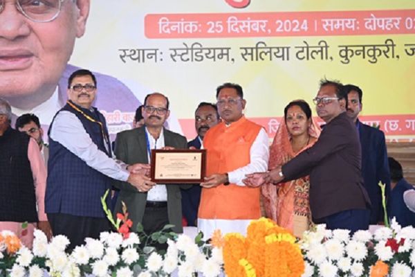 मुख्यमंत्री विष्णुदेव साय ने किया स्टाल का अवलोकन