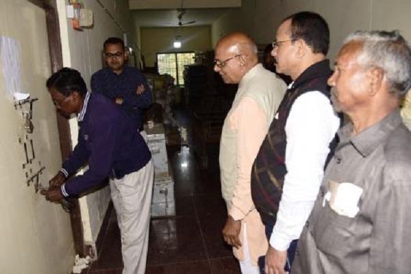कलेक्टर ने राजनीतिक दलों के प्रतिनिधियों के साथ ईवीएम और वीवीपैट वेयरहाउस का किया निरीक्षण