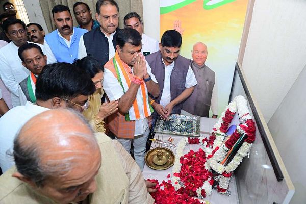  कांग्रेसजनों ने स्व. डॉ. मनमोहन सिंह को दी श्रद्धांजिल