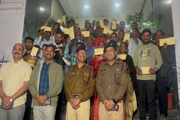 रायपुर पुलिस ने गुम हुए 300 मोबाइल फोन ढूंढकर स्वामियों को सौंपे