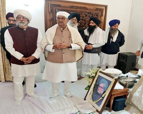 स्व डॉ. मनमोहन सिंह के निवास पहुंचकर डॉ. महंत ने दी श्रद्धांजलि