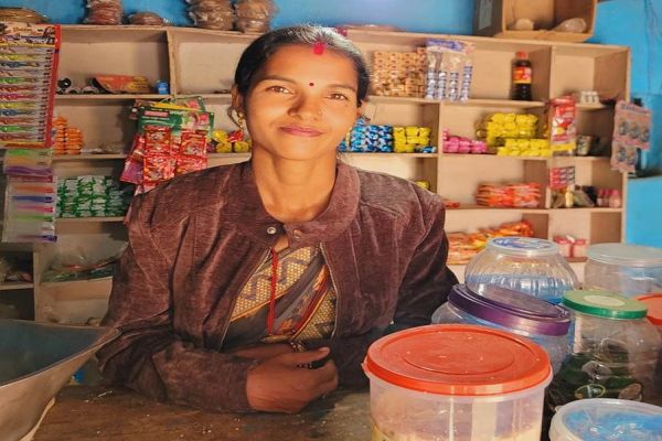 महिला स्व सहायता समूह से जुड़कर कार्य कर रही है नीतू, बनी लखपति महिला