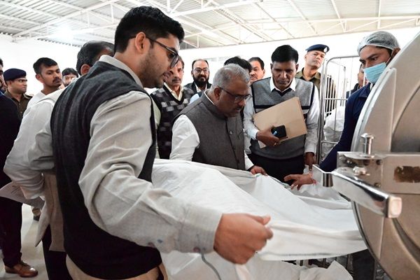 महाप्रबंधक तरुण प्रकाश द्वारा कोचिंग डिपो के मैकेनाइज्ड लॉन्ड्री का निरीक्षण