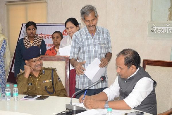 जनदर्शन : कलेक्टर ने सुनी लोगों की समस्याएं
