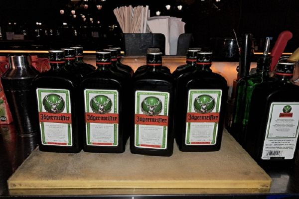 दूसरे राज्यों की शराब बेचने पर बार में छापेमारी