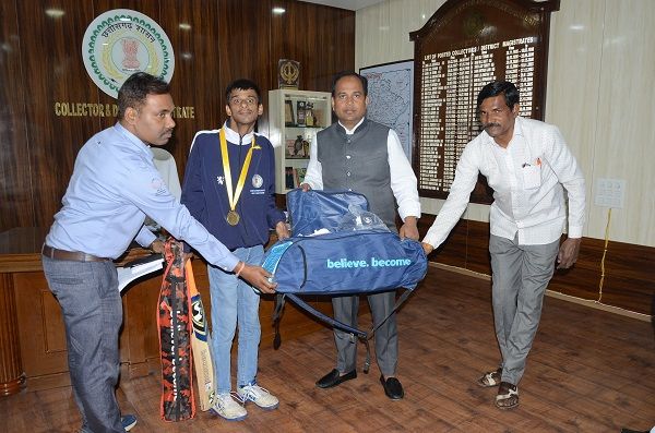 कलेक्टर ने गोल्ड मेडल हासिल करने वाले दिव्यांग खिलाड़ी को दिया क्रिकेट कीट