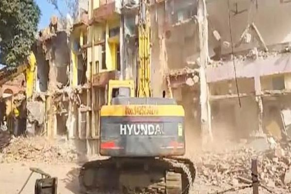 बिलासपुर में बड़ी कार्रवाई: 100 साल पुराने मिशन अस्पताल पर चला बुलडोजर