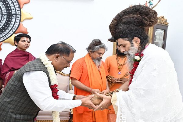  मुख्यमंत्री श्री विष्णु देव साय से सद्गुरु श्री ऋतेश्वर जी महाराज ने की सौजन्य मुलाकात