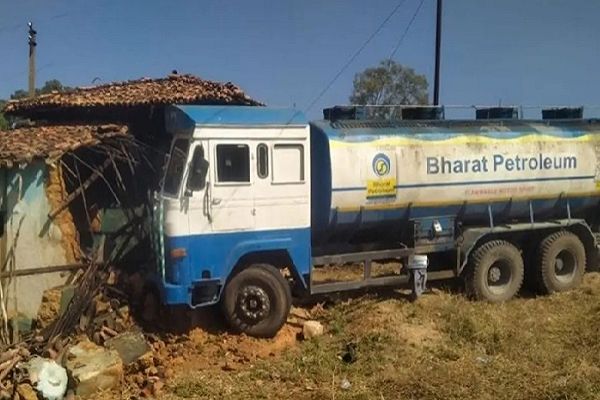 घर में घुसा अनियंत्रित टैंकर, बाल-बाल बचे माँ-बेटी