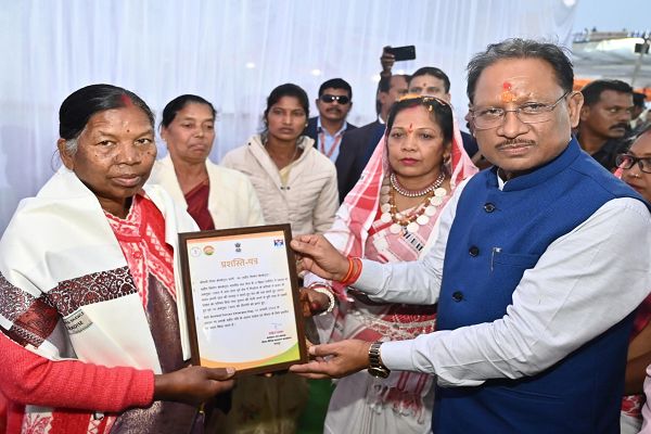  मुख्यमंत्री श्री विष्णु देव साय ने सशस्त्र सेना वयोवृद्ध दिवस पर शहीद सैनिकों के परिवारों का किया सम्मान