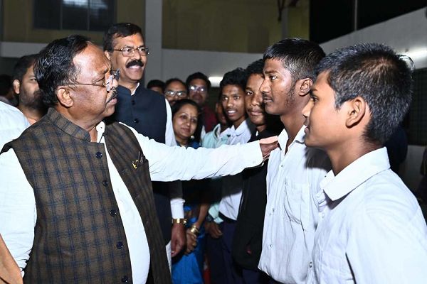 बेहतर भविष्य के निर्माण के लिए एकाग्रता और कठिन परिश्रम जरूरी : मंत्री नेताम