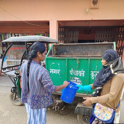  कुनकुरी-स्वच्छता दीदियों द्वारा सभी वार्डों में डोर-टू-डोर कचरा संग्रहण 