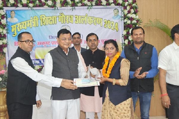 श्रम मंत्री लखनलाल देवांगन ने मुख्यमंत्री शिक्षा गौरव अलंकरण 2024 के शिक्षकों का किया सम्मान