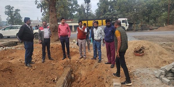 सीईओ जिला पंचायत ने प्लास्टिक वेस्ट मैनेजमेंट यूनिट निर्माण कार्य का किया निरीक्षण