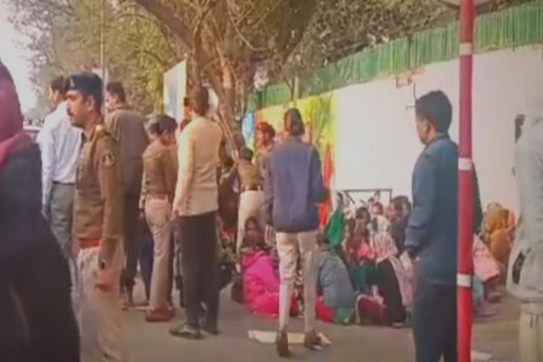 समायोजन की मांग लेकर महिला शिक्षकों ने घेरा वित्त मंत्री का बंगला