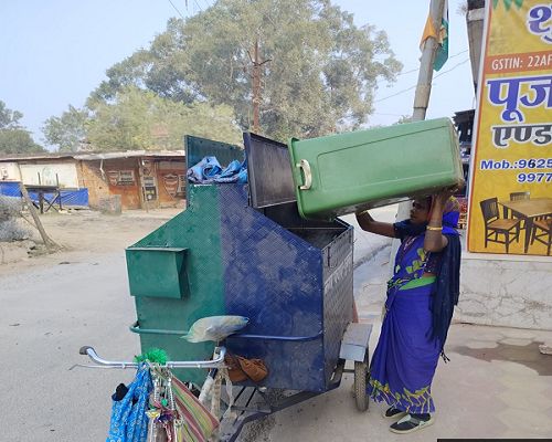 कुनकुरी की स्वच्छता दीदी कचरा प्रबंधन से कर रहीं अतिरिक्त कमाई