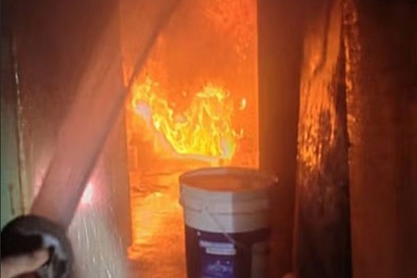 तिरंगा चौक के पास मकान में लगी आग, फायर ब्रिगेड ने तत्परता से बुझााया आग