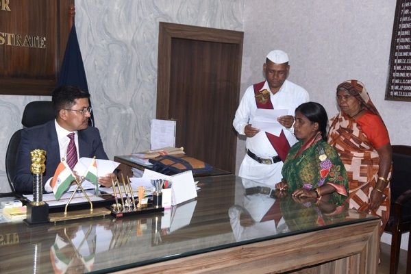 साप्ताहिक जनदर्शन में कलेक्टर ने सुनी लोगों की समस्याएं