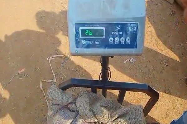 किसानों से 41 किलो धान खरीदकर 26 किलो की लोडिंग...