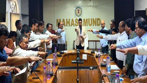 कलेक्टर लंगेह ने अधिकारी-कर्मचारियों को दिलाई मतदाता शपथ