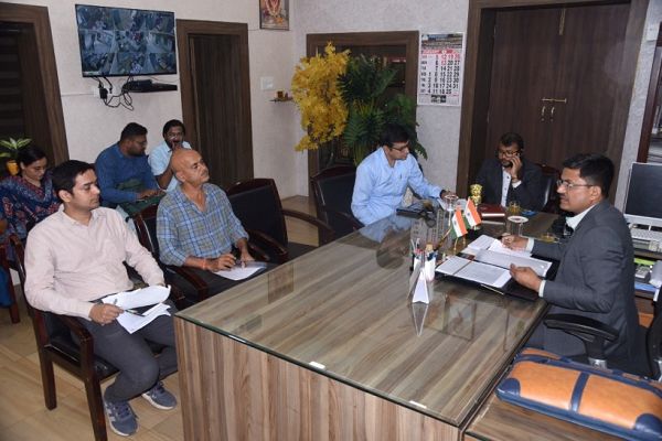 अस्पतालों की बुनियादी सुविधाओं के निर्माण में विलंब से कलेक्टर नाराज