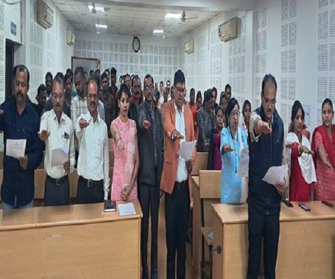 निगम भिलाई में मतदाता जागरूकता को लेकर शपथ दिलाई-आयुक्त ने।