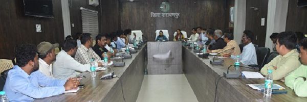 नोडल अधिकारी एवं रिटर्निंग अधिकारियों की कलेक्टर ने ली समीक्षा बैठक