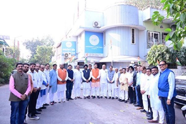 कैट कार्यालय में पारवानी ने फराया