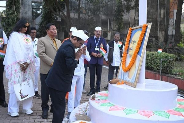 कमिश्नर कार्यालय में संभागायुक्त ने किया ध्वजारोहण