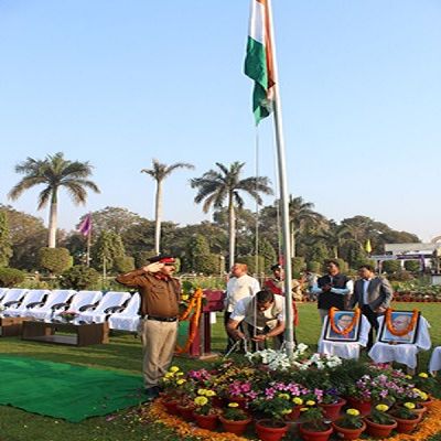 76वें गणतंत्र दिवस पर कुलपति डॉ. चंदेल ने तिरंगा फहराया और परेड की सलामी ली