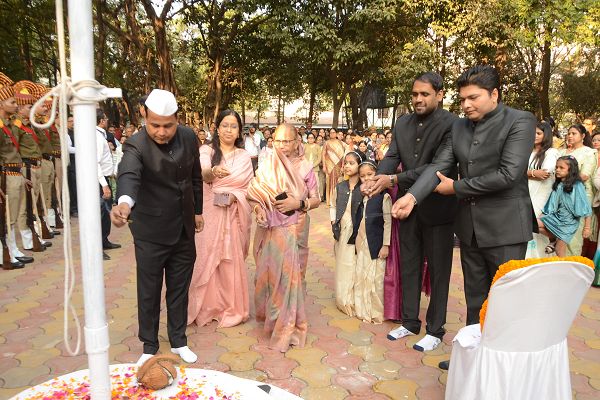 26 जनवरी 2025/कलेक्टर डॉ गौरव सिंह ने कलेक्टोरेट में किया ध्वजारोहण उत्कृष्ट कार्य करने वाले अधिकारी-कर्मचारी को कलेक्टर ने किया सम्मानित