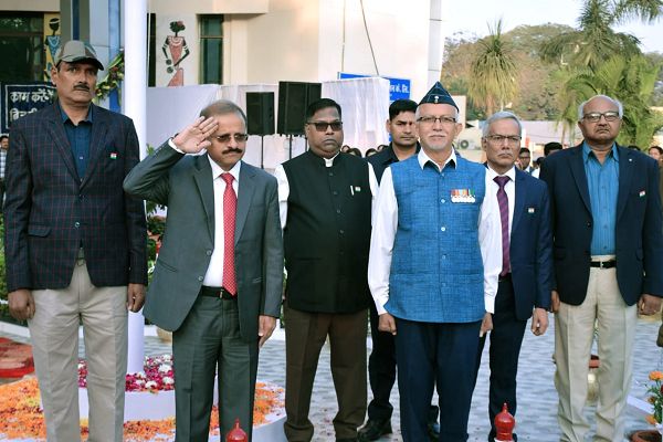 पाॅवर कंपनी मुख्यालय में अध्यक्ष श्री सिंह द्वारा ध्वजारोहण