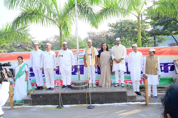 राजीव भवन में पीसीसी अध्यक्ष दीपक बैज ने फहराया तिरंगा झंडा