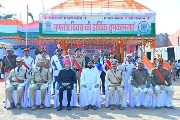 ज़िला मुख्यालय के मुख्य समारोह में विधायक गुरु खुशवंत साहेब ने ध्वजारोहण किया