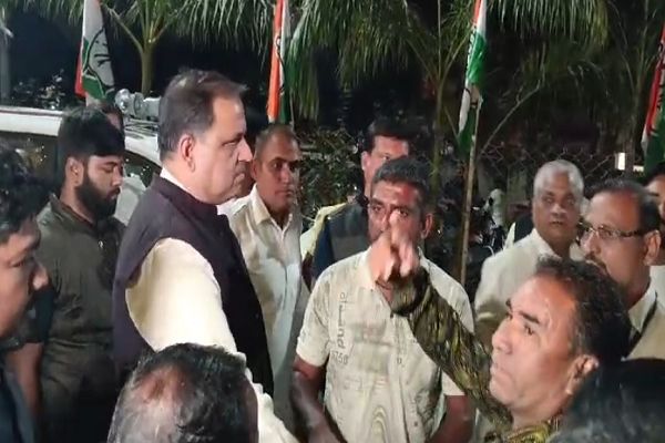 बैठक में फूटा कार्यकर्ताओं का गुस्सा, कांग्रेस भवन में हंगामा...