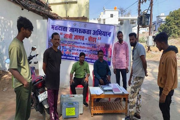 EVM का प्रदर्शन कर मतदाताओं को किया जा रहा जागरूक