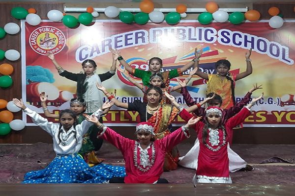 छोटे स्कूली बच्चों ने किया रैंप वॉक, वो देश मेरा के रीमिक्स पर थिरके