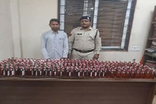 अवैध शराब बेचने वाला तस्कर गिरफ्तार