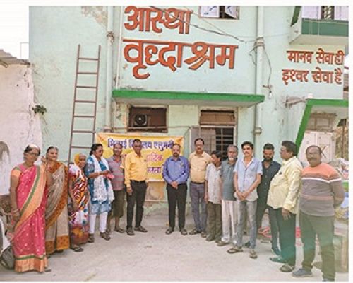 आस्था वृद्धाश्रम में बसंत पंचमी और वृद्धाश्रम के स्थापना दिवस पर मनाया