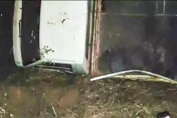 पिकअप का टायर फटने से 2 की मौत