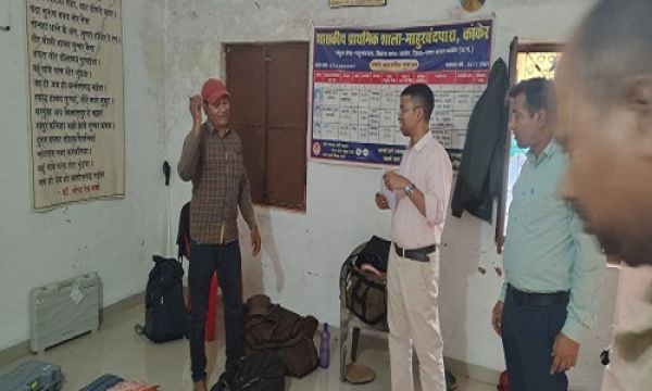 प्रेक्षक ने किया माहुरबंदपारा मतदान केन्द्र का निरीक्षण