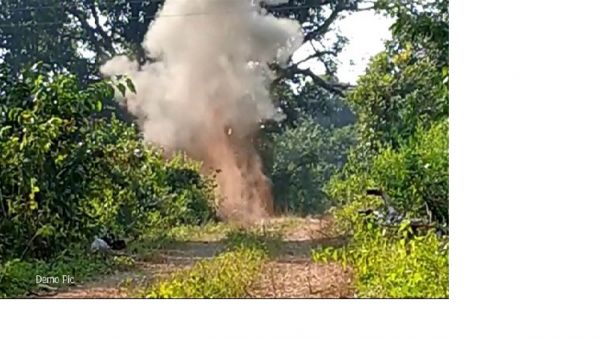 आईईडी ब्लास्ट में सीआरपीएफ जवान घायल...