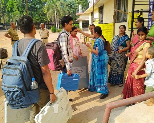 मतदान दलों का केंद्र में हुआ स्वागत