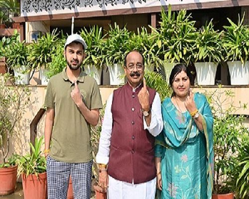 उप-मुख्यमंत्री अरुण साव ने बिलासपुर में सपरिवार किया मतदान